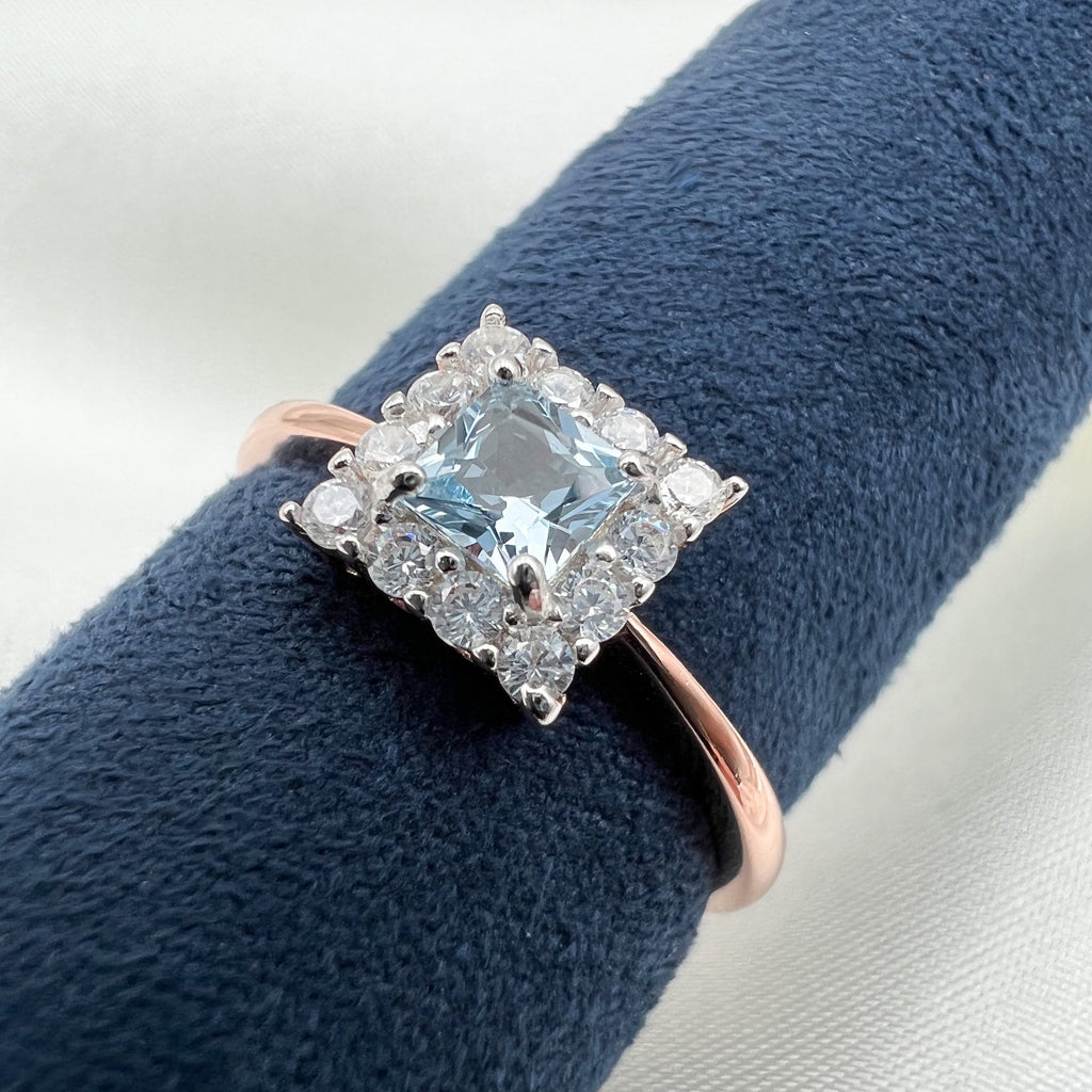 Stunning Sky Blue Topaz Ring in Silver 925 for a Touch of Serenity