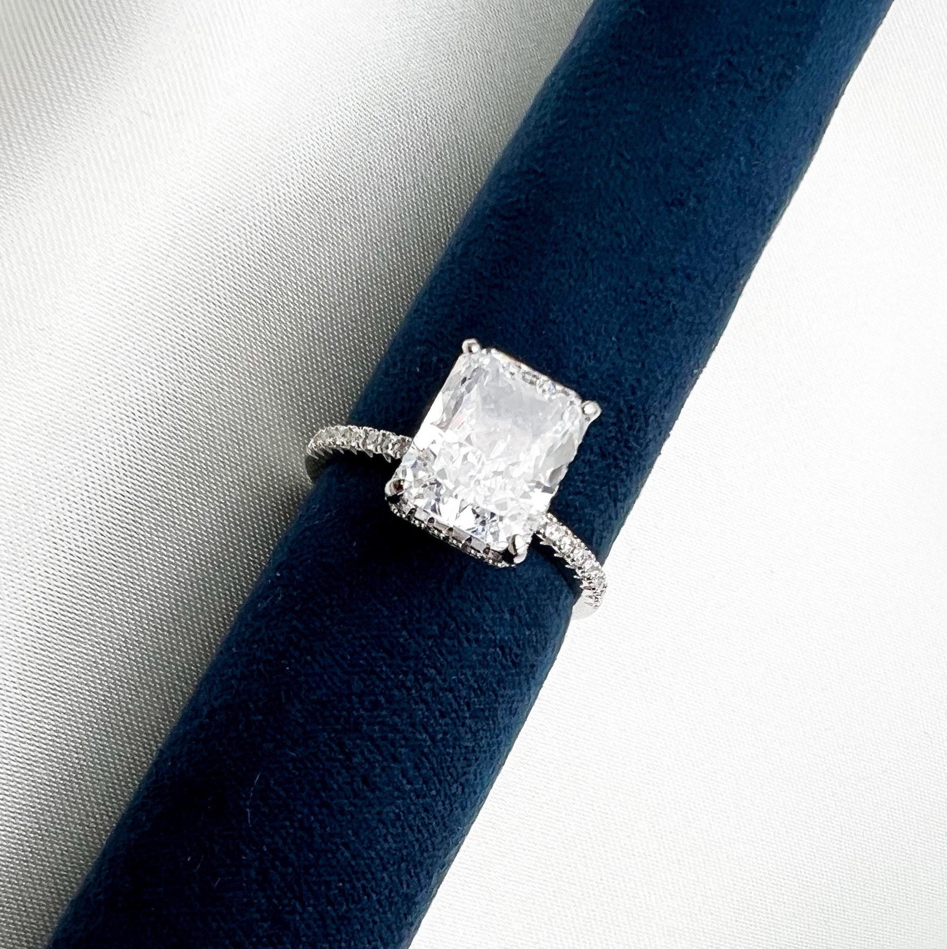 Sparkling Solitaire Engagement Ring 10x12mm 8ct Moissanite VVS D Color