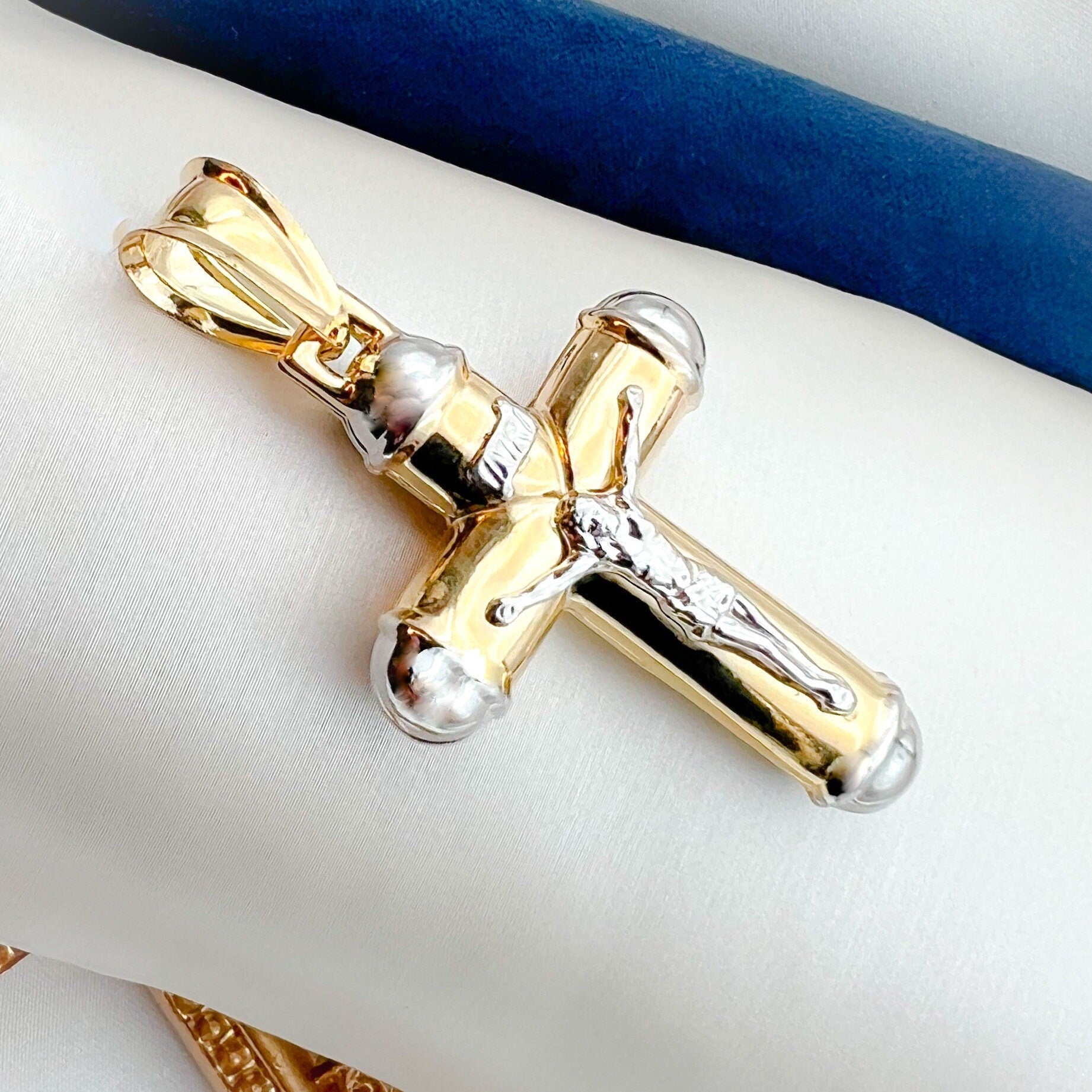 Extra-Large 14k Gold Cross Pendant with Detailed Crucifix and INRI Inscription – A Divine Symbol of Faith