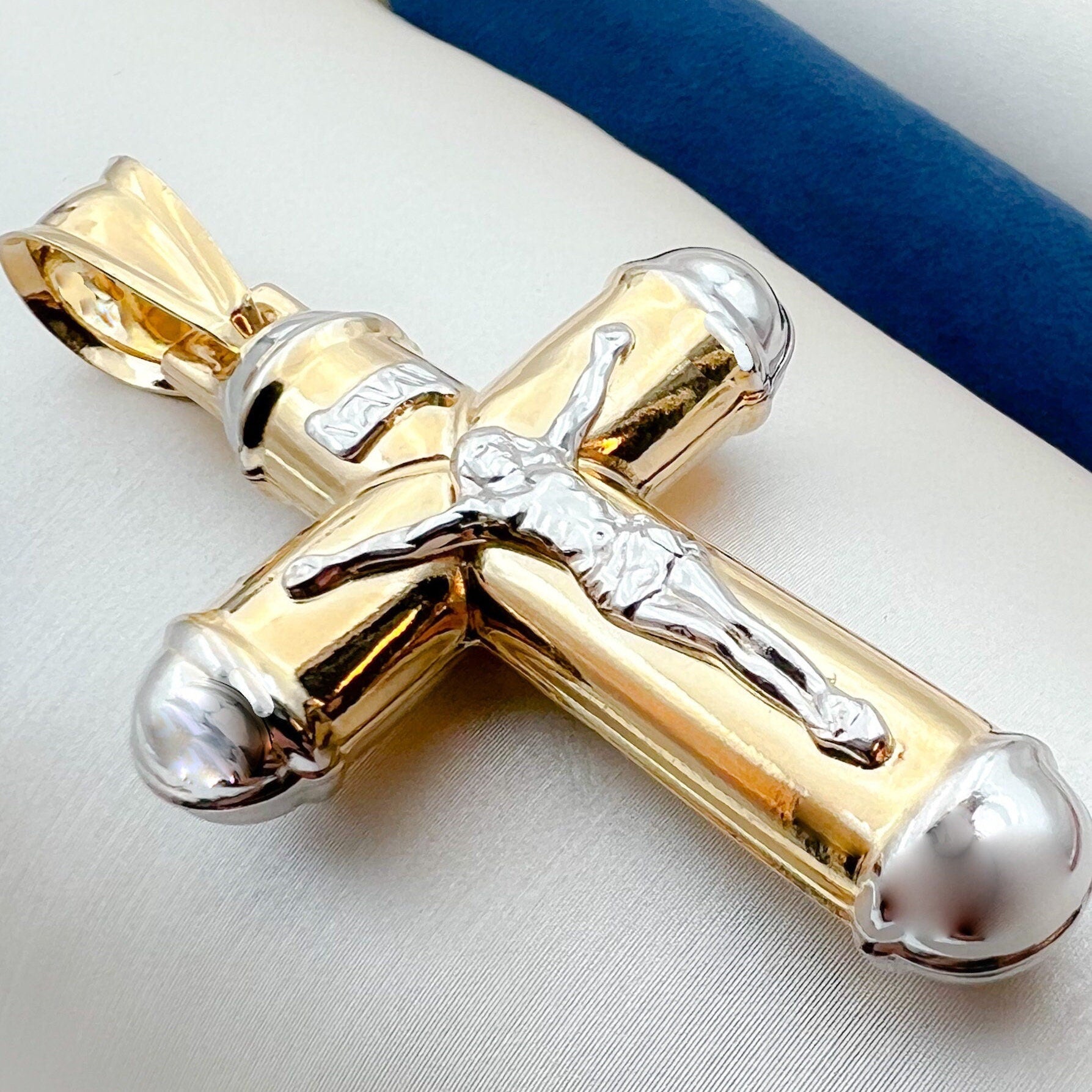 Extra-Large 14k Gold Cross Pendant with Detailed Crucifix and INRI Inscription – A Divine Symbol of Faith