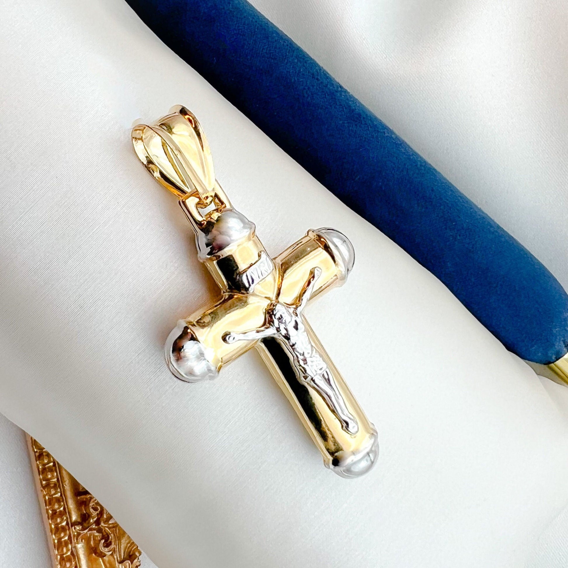 Extra-Large 14k Gold Cross Pendant with Detailed Crucifix and INRI Inscription – A Divine Symbol of Faith